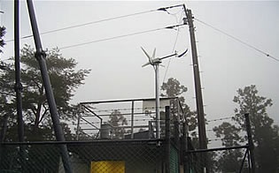 太陽電池と風力発電を複合化させた電源設備